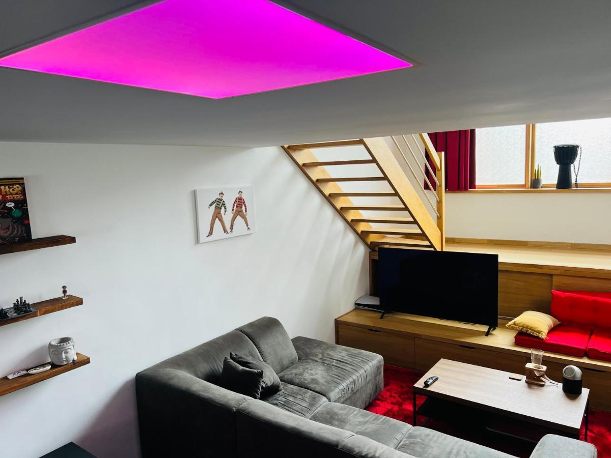 Capstay La Louviere Luaran gambar