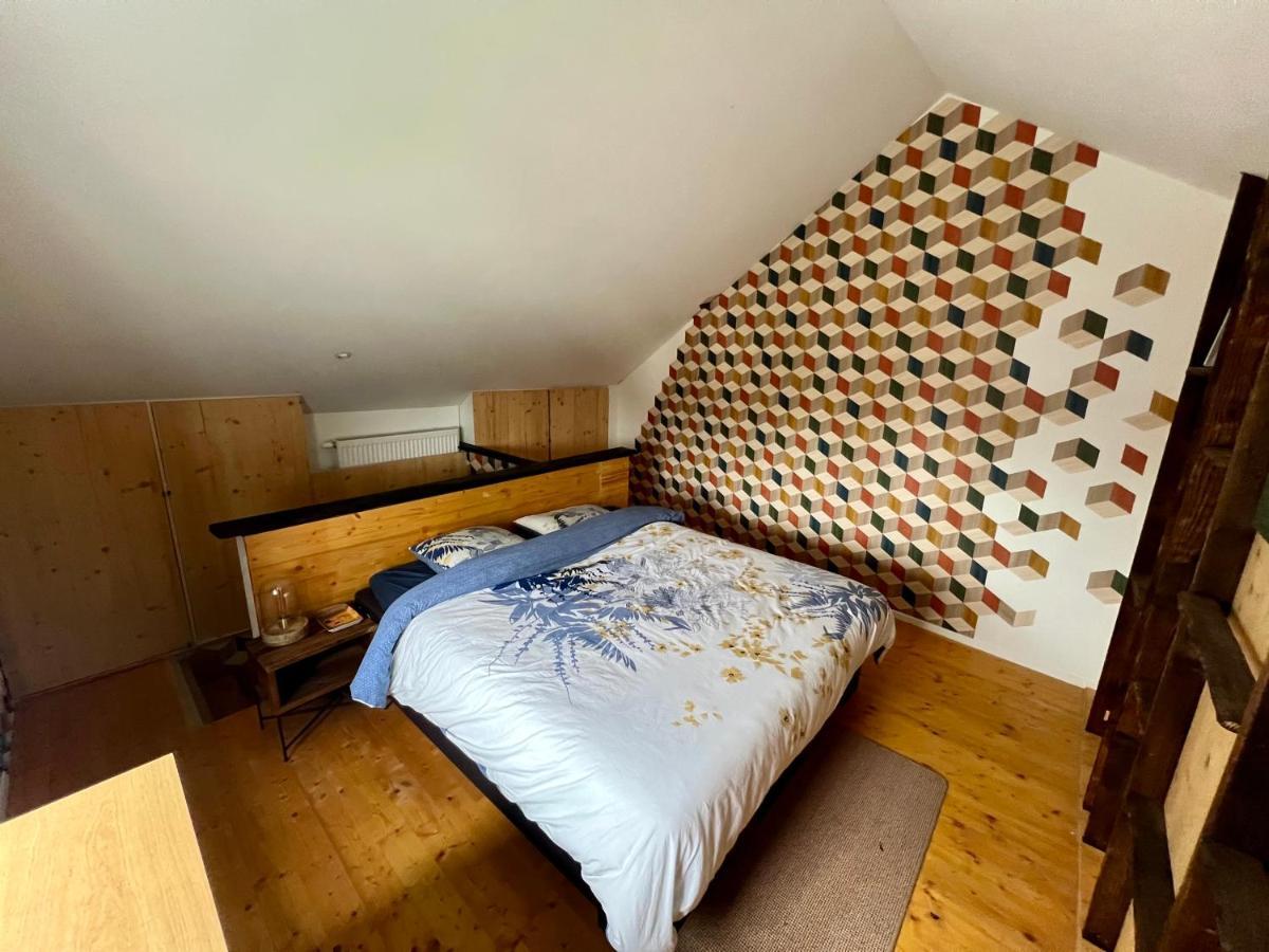 Capstay La Louviere Luaran gambar